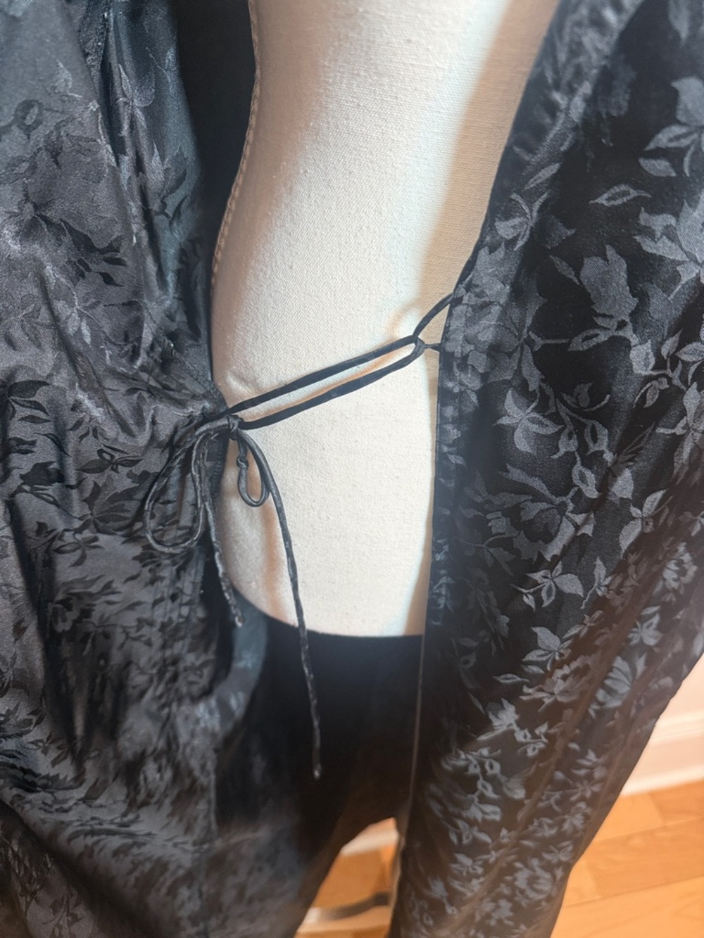 Vintage Victoria’s Secret Gold Label Satin Robe Black Floral M/L - Picture 7 of 11